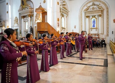 Fieles católicos celebran a San Francisco de Asís en Pachuca con tradicionales mañanitas