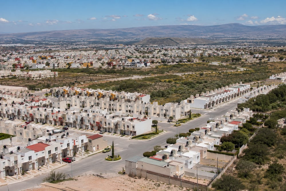 Pachuca avanza en la regularización de fraccionamientos | Imagen generada con IA