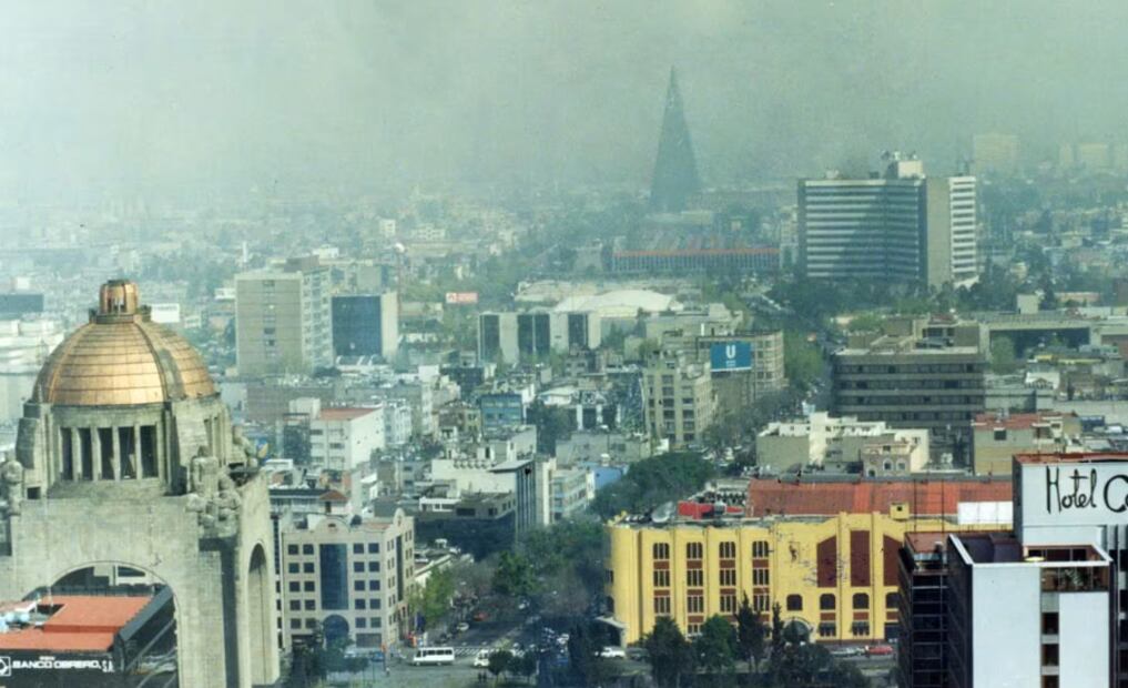 Ciudad de México, 1995, cubierta por la contaminación. De acuerdo con EL UNIVERSAL, a inicios de los 60, el aire de México tenía un “olor a ‘mercaptans’”, compuestos de azufre que expiden aroma putrefacto; a eso olía nuestro país. Foto: René Rosainz/EL UNIVERSAL