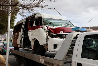 Choca una combi contra camión en Río de las Avenidas