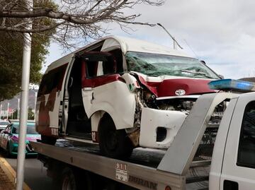 Choca una combi contra camión en Río de las Avenidas