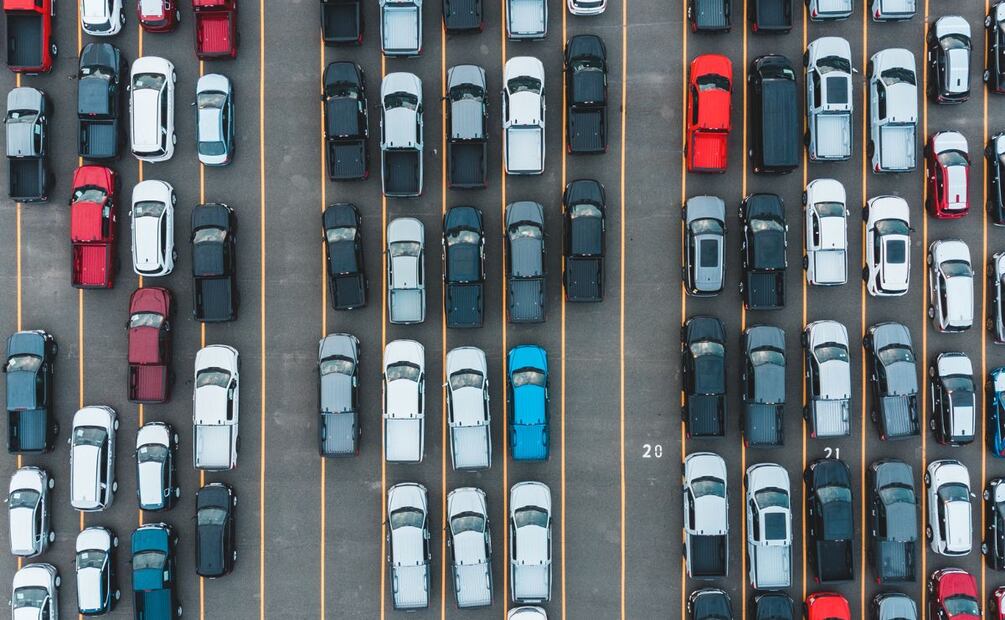 El reglamento municipal establece la obligación para que los establecimientos comerciales, como plazas, restaurantes, tiendas departamentales, hospitales y centros comerciales deben otorgar estacionamiento gratuito a sus clientes | Foto: Pexels