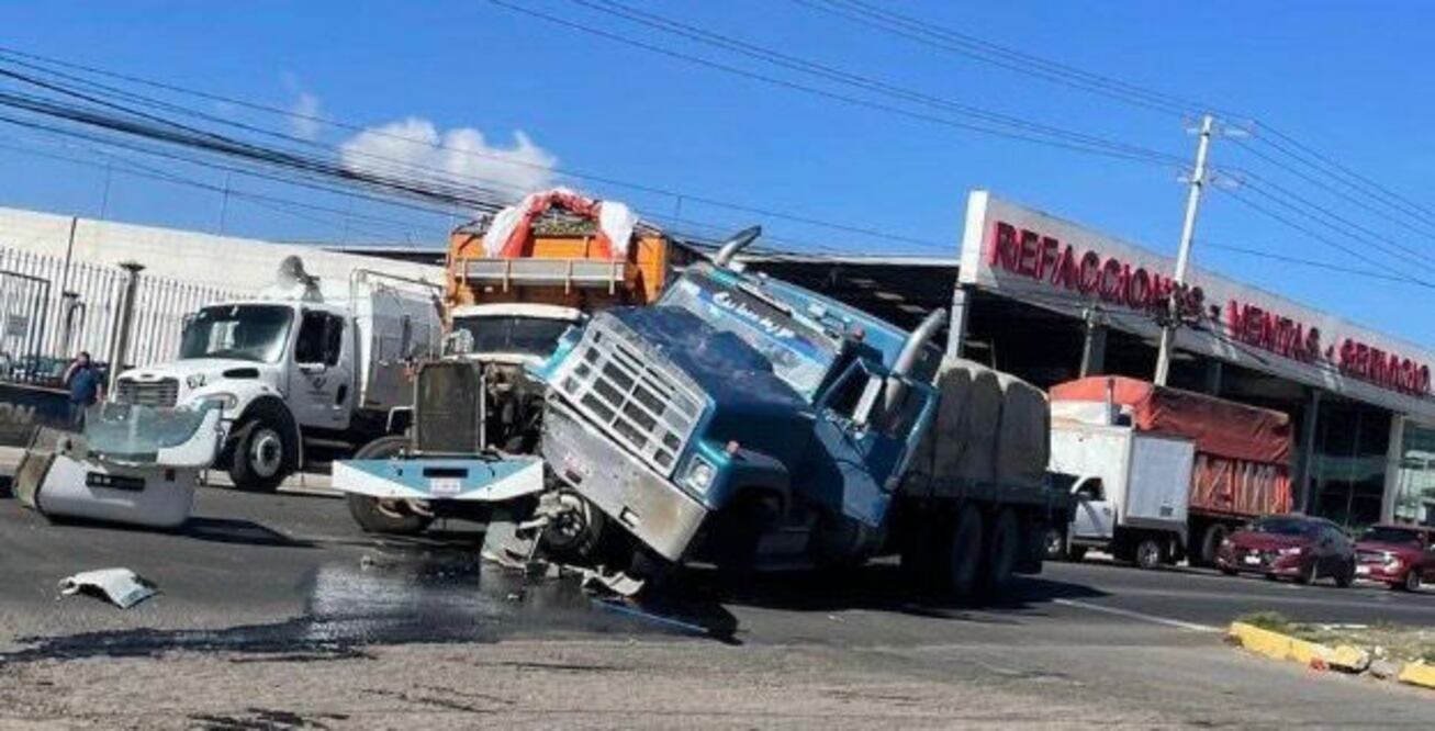El choque dejó un saldo de dos personas lesionadas las cuales fueron atendidas por servicios de emergencia que arribaron al lugar.
