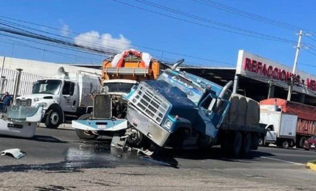 El choque dejó un saldo de dos personas lesionadas las cuales fueron atendidas por servicios de emergencia que arribaron al lugar.