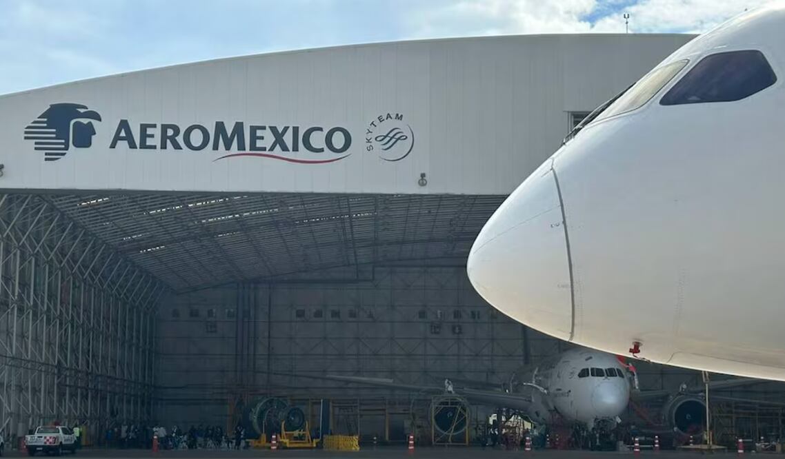 El 1 de octubre se vence el convenio que permitió reducir costos durante la pandemia, pero que representó el recorte de sueldos y pérdida de algunas prestaciones para pilotos y sobrecargos. Foto: Especial