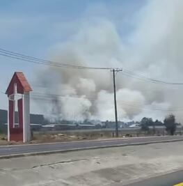 Atienden vulcanos incendio en Las Lajas