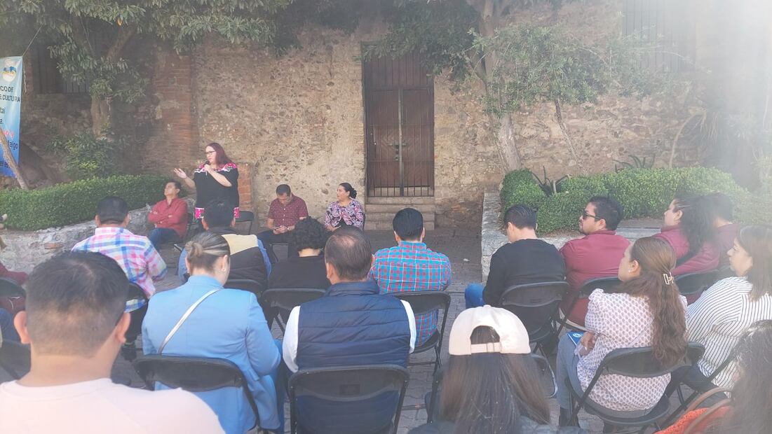 En el caso de Pachuca, un grupo de alrededor de 50 personas y militancia de Movimiento Regeneración Nacional (Morena) encabezados por legisladores federales y locales, se congregaron en la plaza Aniceto Ortega I Foto: Lorena Rosas