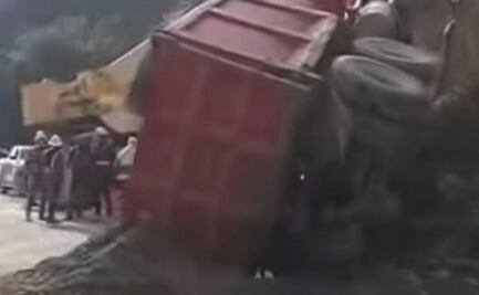 Vuelca camión de volteo en la carretera Pachuca-Huasca; chofer resulta ileso