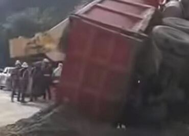 Vuelca camión de volteo en la carretera Pachuca-Huasca; chofer resulta ileso