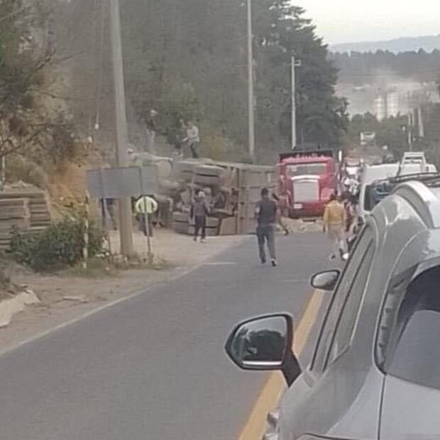 Se registra volcadura de camión de carga a la altura de Omitlán | Foto: Especial