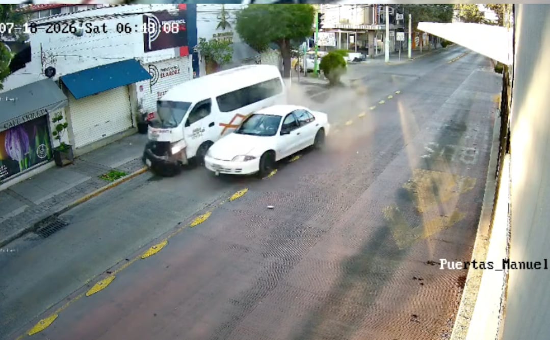 Un vehículo particular y una colectiva de transporte se impactaron sobre avenida Revolución en Pachuca I Foto: Especial