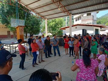 Retienen a tres regidores en Xochiatipan por presunto mal uso de despensas para afectados por tormenta