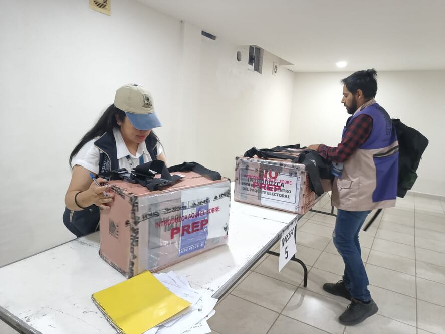 Un paquete electoral contiene los votos válidos, nulos y boletas canceladas de cada casilla electoral, así como la documentación integrada durante la jornada electoral
| Foto: Grisel Lira