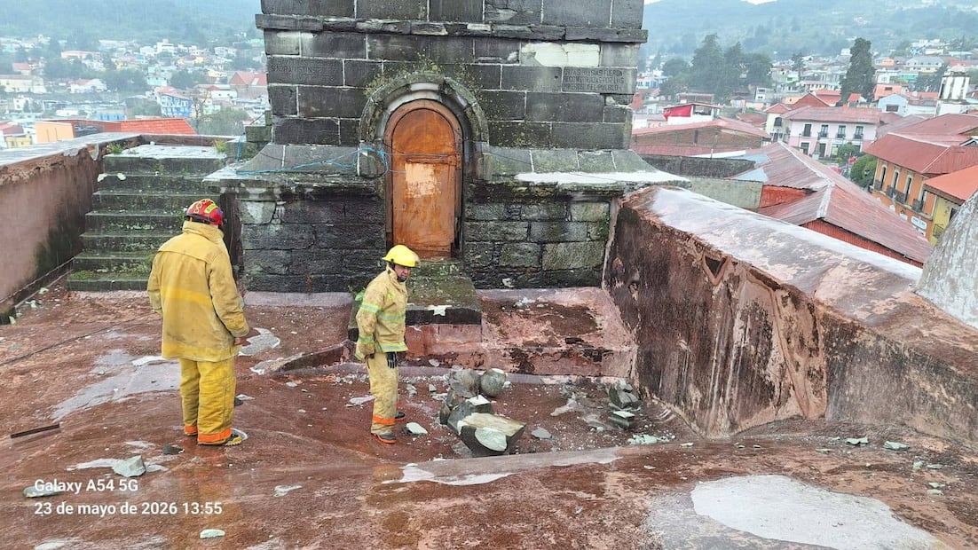 Rayo derriba cruz de histórica iglesia en Real del Monte durante tormenta | Facebook: Dirección de Proteccion Civil y Bomberos de Mineral del Monte