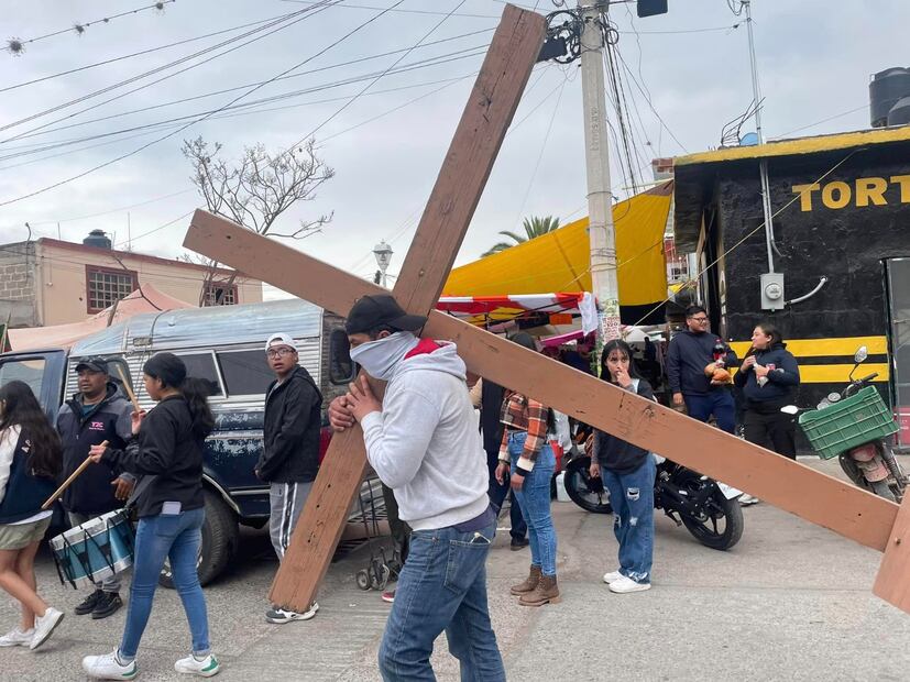 Vecino de Acatlán se prepara para cargar la cruz en procesión | Foto: Grisel Lira