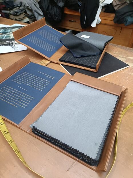 Entre hilos y tradición: Edwin García, el sastre que viste las historias de Tulancingo | Foto: Grisel Lira