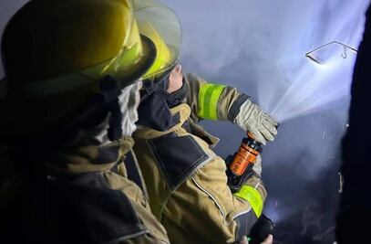 Bomberos sofocan incendio en la colonia Cruz del Cerrito en Pachuca