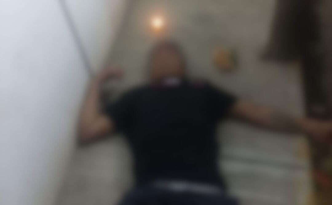 Hasta una veladora le prendieron al “difunto” | Foto: Especial