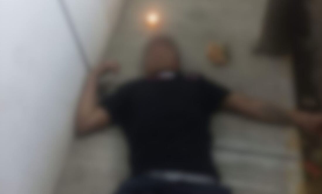 Hasta una veladora le prendieron al “difunto” | Foto: Especial