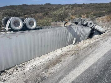 Trailer vuelca en la carretera federal de Huichapan