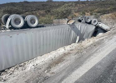 Trailer vuelca en la carretera federal de Huichapan