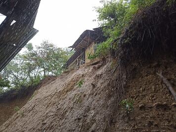 Familia de Huejutla en riesgo por derrumbe en su domicilio  