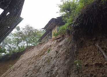Familia de Huejutla en riesgo por derrumbe en su domicilio