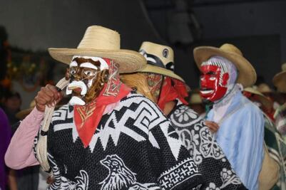 Con destape de disfrazados culmina el Xantolo en la Huasteca