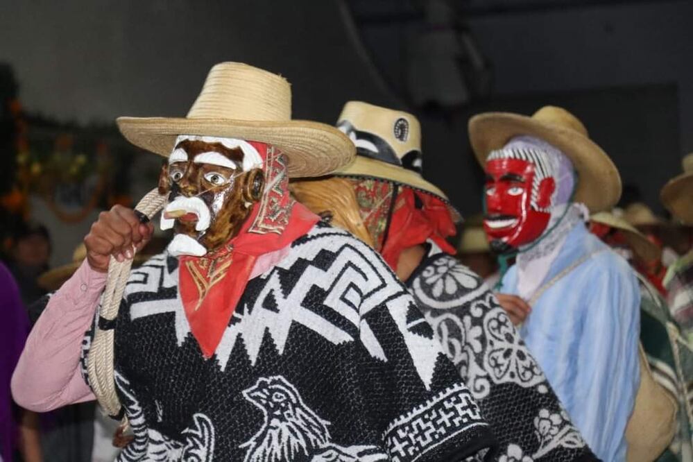 Con el destape de máscaras, termina el Xantolo Foto: Francisco Bautista