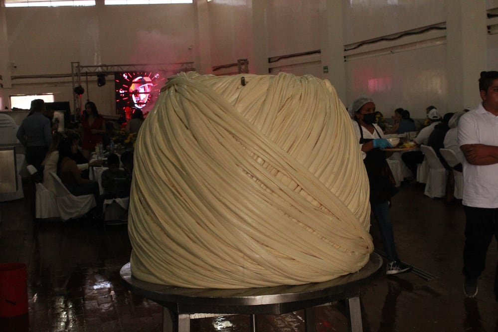 Acatlán fabricó el queso Oaxaca más grande del mundo Foto: Grisel Lira