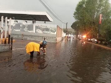 Fuertes lluvias en Tepeji del Río dejan caída de árboles y anegaciones 