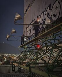 Retiran estructura con riesgo de caer de anuncio espectacular en Pachuca