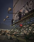 Retiran estructura con riesgo de caer de anuncio espectacular en Pachuca