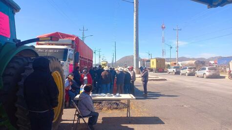Agricultores bloquean accesos a Grupo Modelo en Apan; exigen cumplimiento de acuerdos