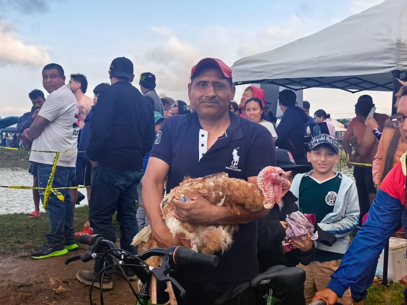 La tradicional Cucaña marcó este sábado el inicio de las festividades patronales en honor a Santiago Apóstol en el municipio de Santiago Tulantepec I Foto: Mirely Santos