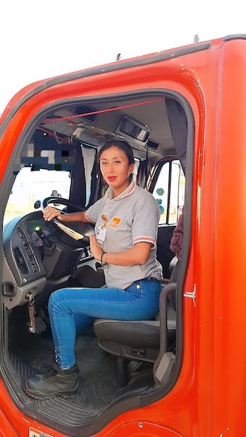Originaria de Atotonilco, Alejandra Martínez Aguilar es conductora de un tractocamión de la empresa UNNE, su incorporación se dio tras formar parte de un curso de capacitación para el trabajo en ICATIH I Foto: Archivo El Universal Hidalgo