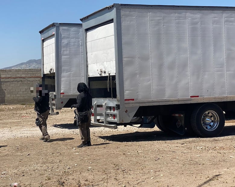FGR asegura un predio con dos unidades de carga robadas | Foto: Especial