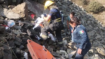 Camión de carga se sale del camino en corredor turístico de la Montaña