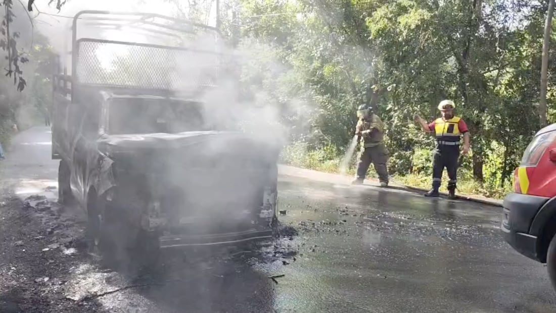 Tres pasajeros resultaron heridos tras un choque frontal entre dos vehículos de transporte público en el tramo carretero Huejutla-Candelaria | Captura de video