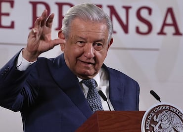 AMLO celebra a periodistas en su día