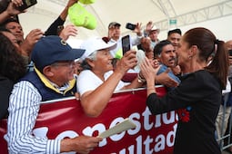 Lluvia, souvenirs y porras; en la visita 15 de Claudia Sheinbaum a Hidalgo