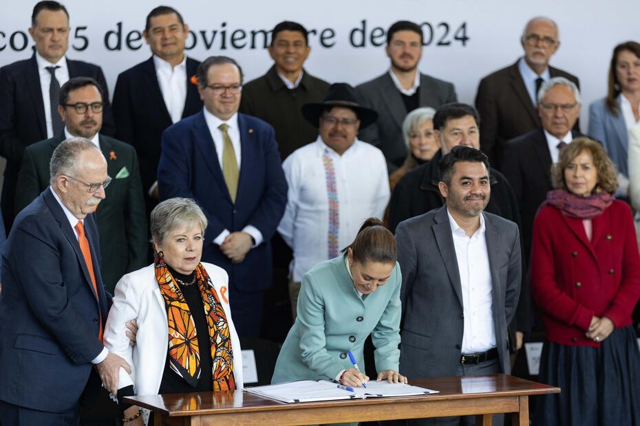 La presidenta Claudia Sheinbaum Pardo encabezó la firma del Acuerdo Nacional por el Derecho Humano al Agua, en el Parque Ecológico de Xochimilco | Foto: Hugo Salvador