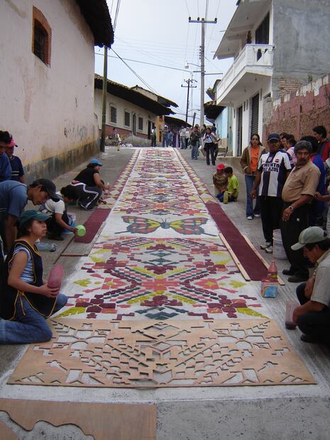 Alfombras de aserrin de Acaxochitlán | Foto: Wikimedia Commons