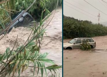 Corriente arrastra 11 vehículos en Zimapán