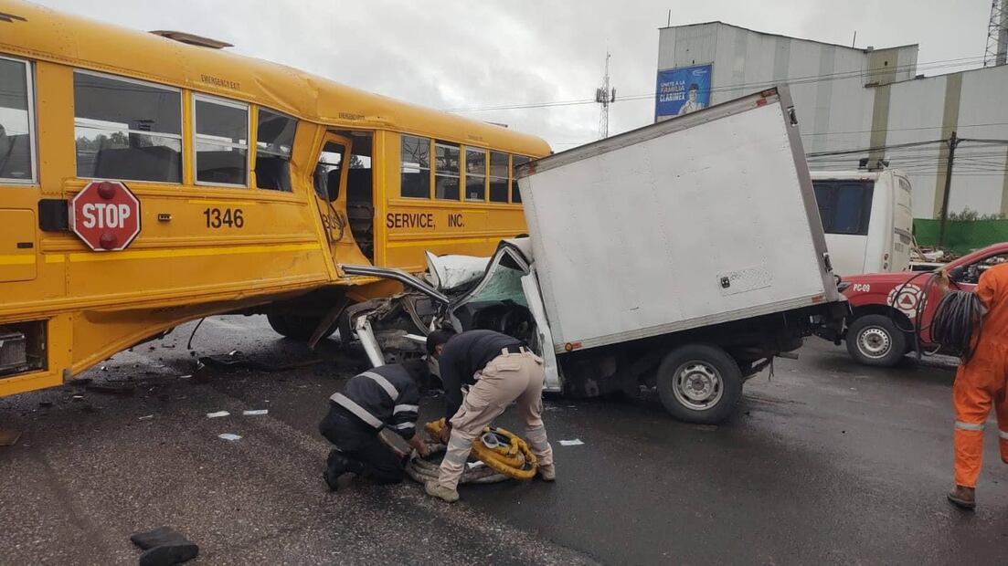 Choque entre camioneta y autobús en la carretera Tula-Jorobas deja un herido | Foto: Especial