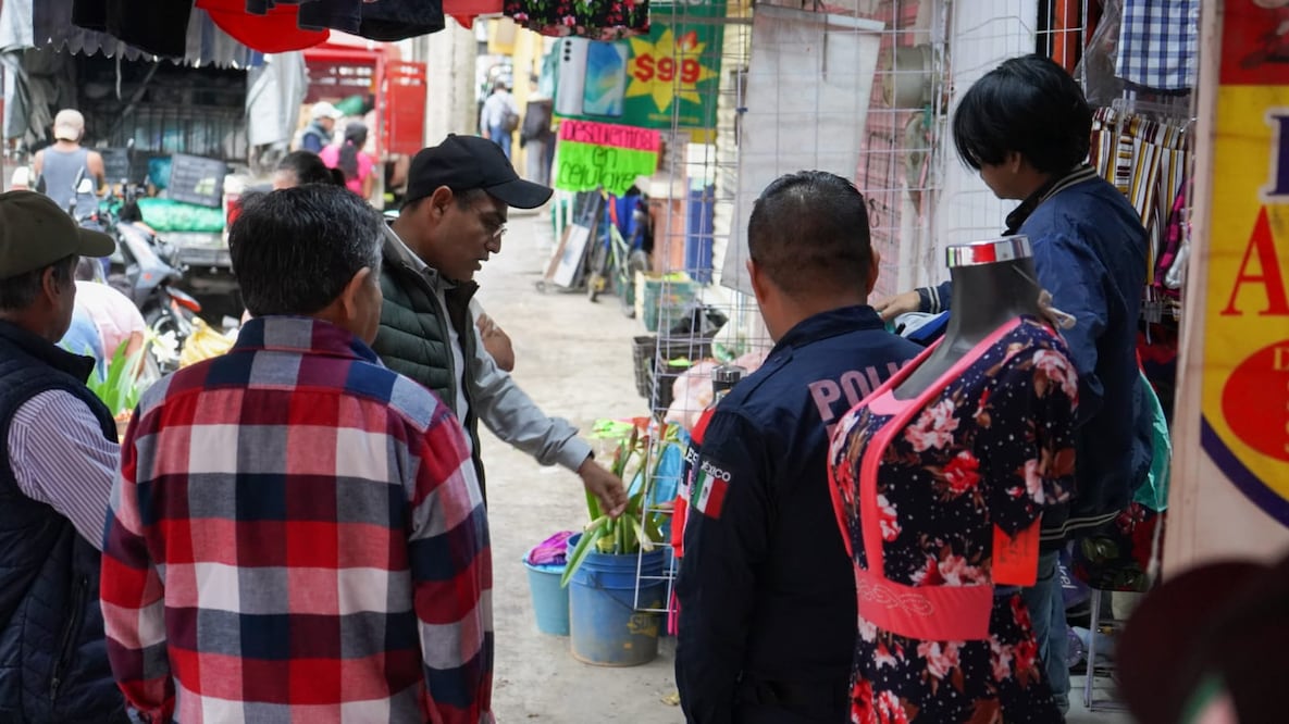 El reordenamiento se realizó en la calle Constituyentes con apoyo de varias áreas municipales y la UCLA, con el fin de liberar pasillos y mejorar la movilidad | Foto: especial