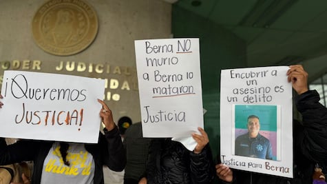 Familiares de policía asesinado exigen justicia frente a juzgados de Pachuca