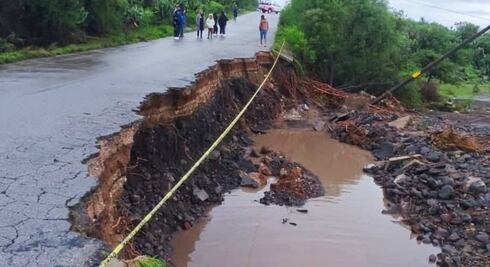 Sigue sin rehabilitar tramo carretero en Alfajayucan dañado por lluvias