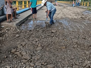 Autoridades y comunidades restauran puentes dañados por el huracán Priscila en la Huasteca