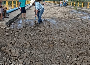 Autoridades y comunidades restauran puentes dañados por el huracán Priscila en la Huasteca
